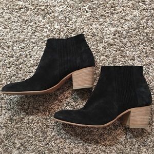 Vince Vero Cuoio Black suede booties